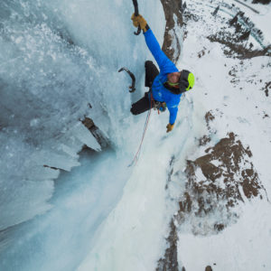 Armin Fuchs, Betgführer, beim Eisklettern im Pitztal.