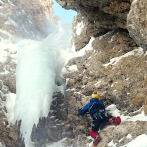 Eiskletterer in den Dolomiten. Unterwegs im Couloir Mystica am Innerkoflerturm.